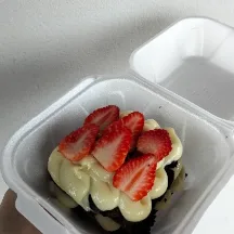Brownie ninho e morango 