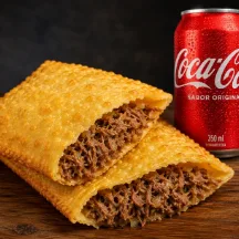 2 pastel 1 lata de coca 