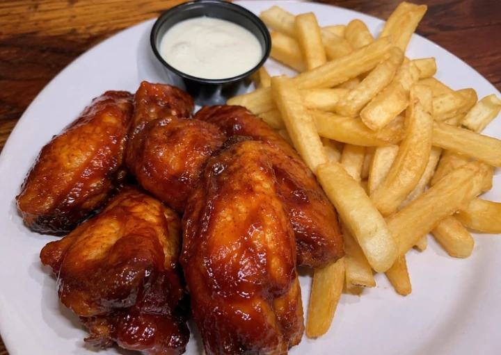 Asas BBQ e Batatas Fritas